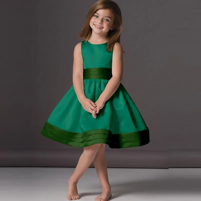 2019 Ucuz Emerald Green Çiçek Kız Elbise A Hattı Scoop Diz Boyu Saten Kolsuz Kabarık Parti Kız Kıyafeti Özel Üretilmiş Wear