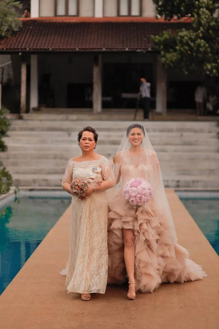 Rodna rosa organza och spets hög låga bröllopsklänningar 2016 v hals Backless Ruffles Tiered Chapel Train Bridal Gowns Custom Made EN111711