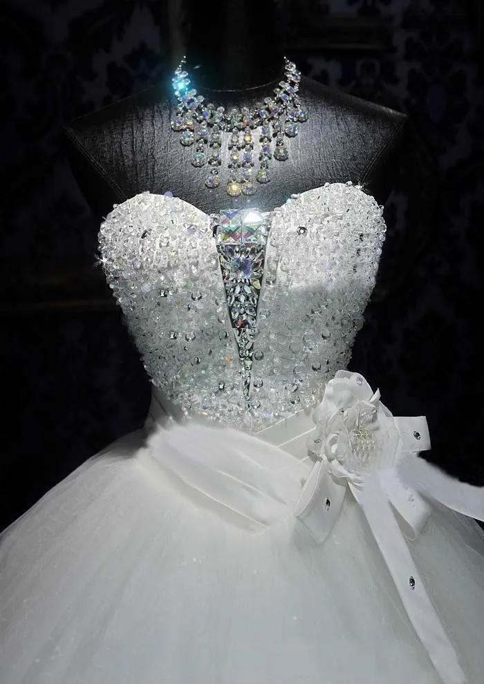 Ballkleid-Hochzeitskleider 2019, trägerlose Prinzessinnenkleider mit handgefertigten Blumen, Stickerei-Applikationen, Kathedralen-Hochzeitskleider mit R306n