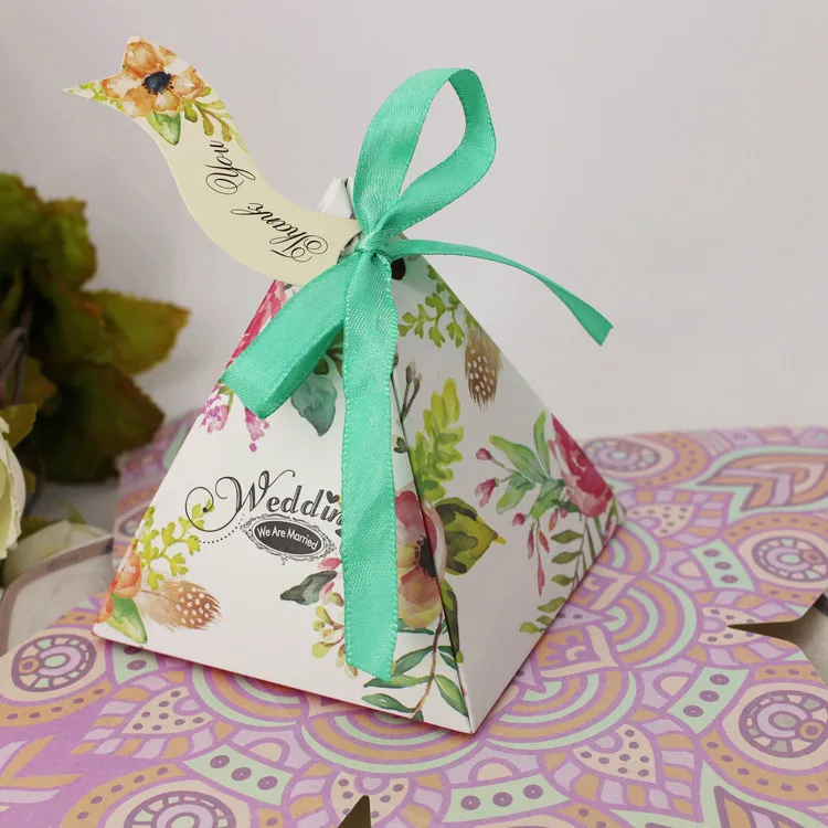 100 stks Sweet Driehoek Candy Box met Linten Bruiloft Gunst Dozen Feestartikelen Tassen Bruiloft Gift Boxes Tassen
