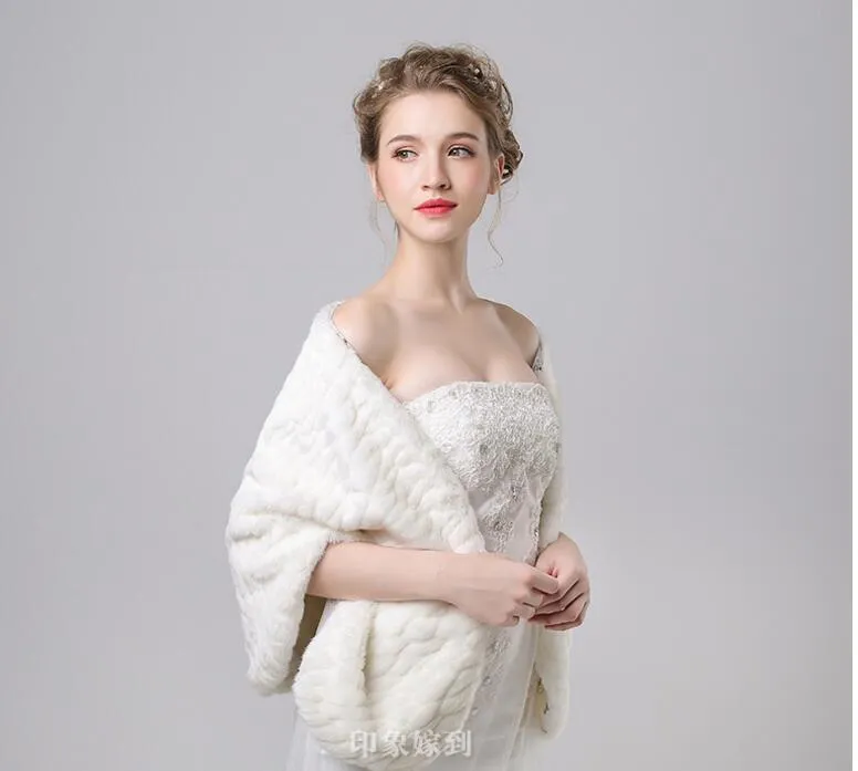 Prinsessan Faux Fur Bridal Shrug Wrap Cape Stale Shawl Bolero Jacket Coat Crystal För Vinter Bröllop Brud Bridesmaid Klänningar Real Image