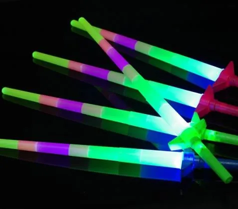 Glow Stick LED Tiges colorées LED clignotant Épée lumière acclamant la fête Disco lueur baguette Football Musique concert Cheer accessoires prix cadeau 1116474