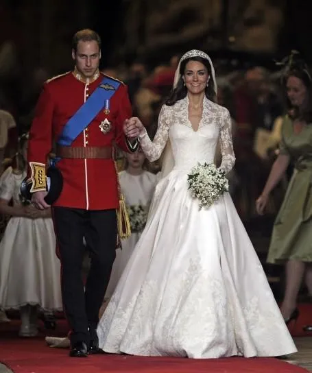 Vestido de baile com decote em V para as mulheres trem catedral Vestidos de casamento 2019 país rendas fada Corset marfim mangas compridas vestidos de noiva além de tamanhos