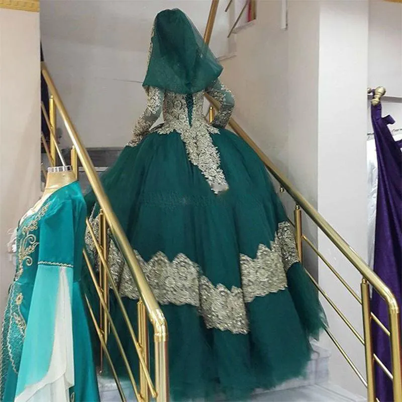 2018 Musulmano Abito da ballo in pizzo verde e oro Islam Abiti da sposa Arabo Collo alto Maniche lunghe Hijab Velo Plus Size Abiti da sposa