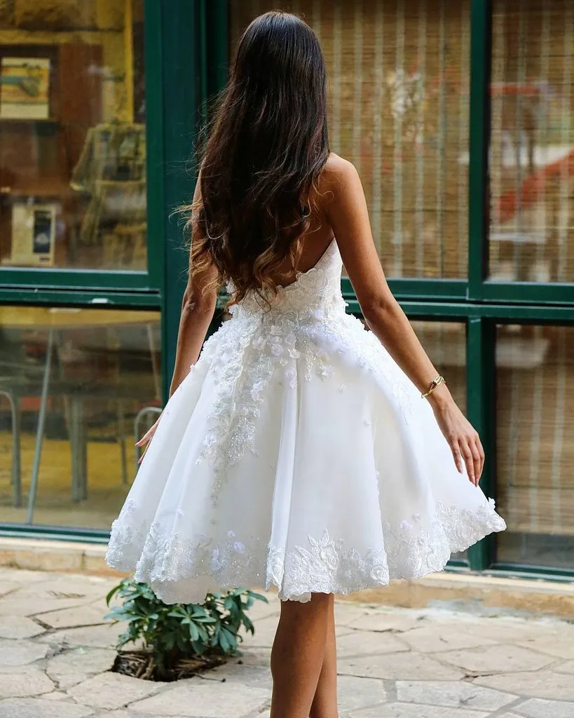 White Lace Appliques Backless Homecoming Dresses Sweetheart Neck Pearls Short Prom Gowns Knee Length Tulle Formal Cocktail Dress