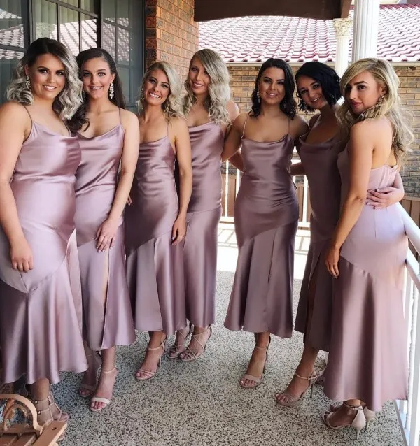 Sexiga Bridesmaids Klänningar Land Strand Tea Längd Spaghetti Straps Bridesmaid Klänning med Split Bröllopsfest Gäst Formell Kappa