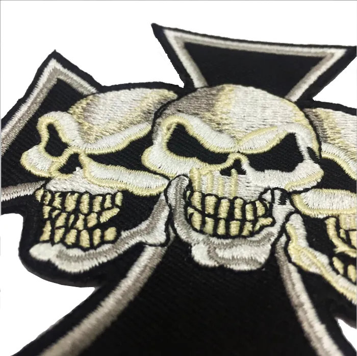 Fantastiskt maltesiskt kors Devil Triple Skulls Kristen Broderad Patch Stryk På Sy På Patch För Biker Kläder Jacka Väst S3065