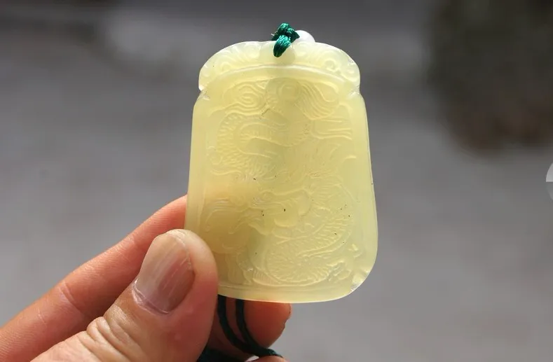 Naturalne Jade Green Handmade Carving, klasyczny prostokąt smok latać dziewięć dni. Naszyjnik Talizman Wisiorek.