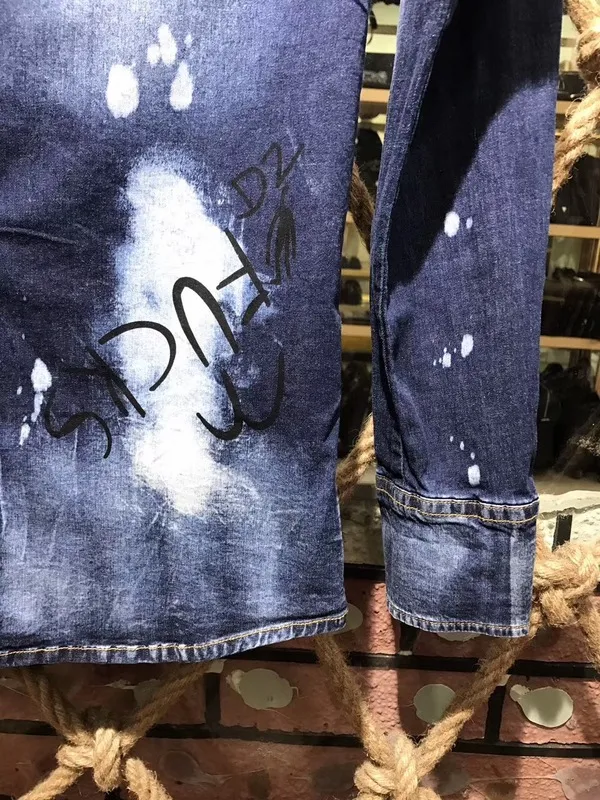 Män västerländsk lapp denimskjorta sammansatt av orolig blekt denim dramatiserade grafitti -klottring och design shirt276k