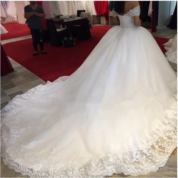 Wunderschönes, bauschiges Ballkleid-Hochzeitskleid aus Tüll aus China, mit Kristallen, schulterfrei, herzförmigen Spitzenapplikationen, Brautkleidern mit langer Schleppe