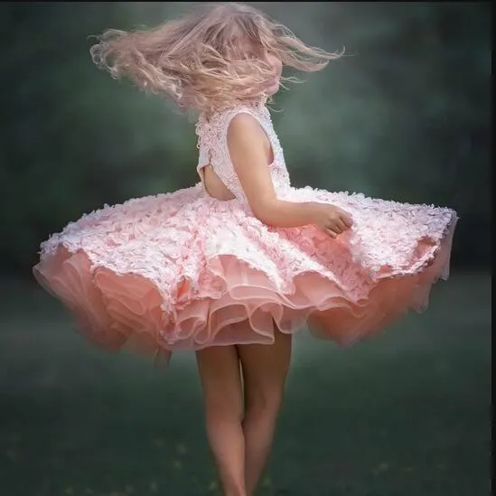 Abito da ragazza di fiore bianco con applicazioni in pizzo gioiello senza maniche in organza al ginocchio abito da spettacolo ragazze elegante abito da prima comunione ragazze adorabili