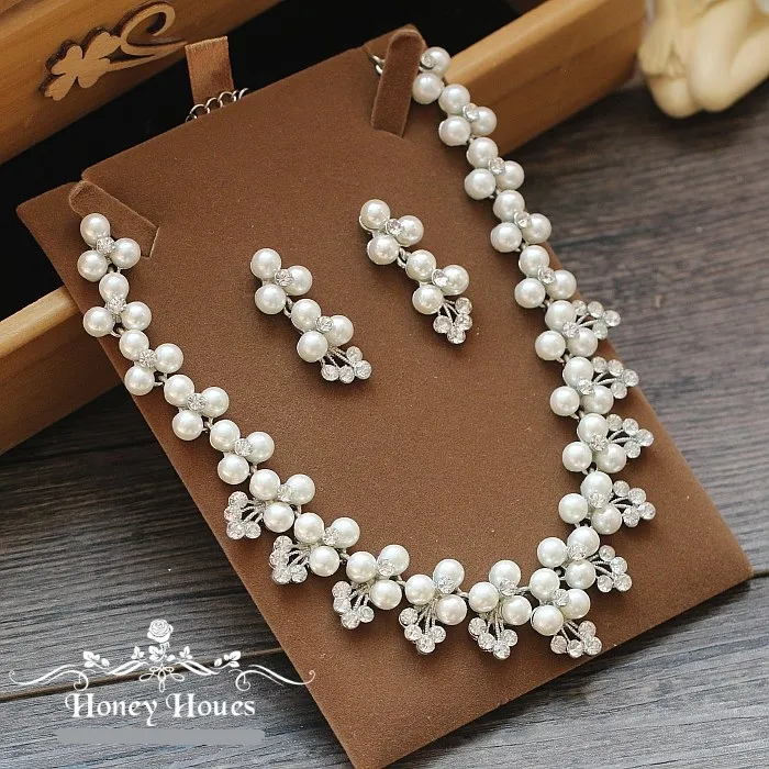 Nuovi eleganti gioielli da sposa in argento con strass in argento con perle d'avorio. Bellissima collana con anelli le orecchie. Accessorio feste di ballo ragazze