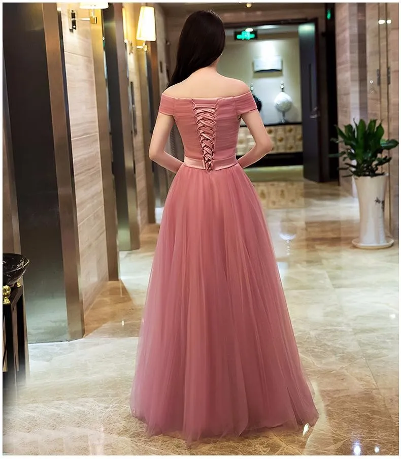 Dammiga rosa billiga brudtärklänningar långt utanför axeln veckade tyll i lager brudtärna klänningar under 100 bröllopsfestklänning292t