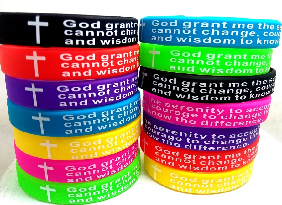 30 stks Kleur Mix Serenity Gebed GOD GRANT ME Bijbel Kruis Siliconen armbanden Mode Polsbandjes hele Mannen Vrouwen Ch282M