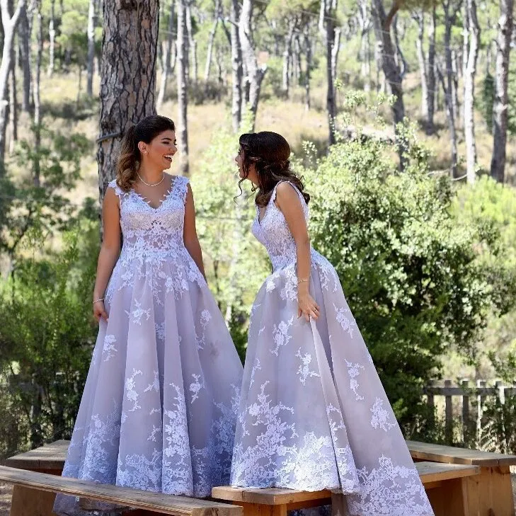 Impressionante Bridesmaids Vestidos Lace Appliqued A Line Convidados Do Casamento Vestido V Neck Sweep Train Organza Vestidos de Dama de Honra