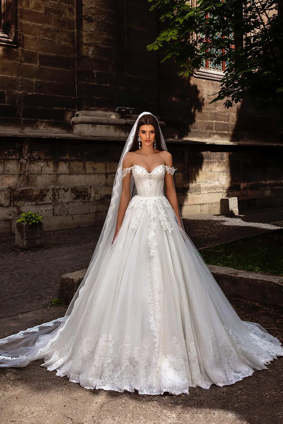 Schulterfreies Bustier, stark mit Spitze verziertes Mieder, Prinzessin-Ballkleid-Hochzeitskleider, Brautkleider mit Kristalldesign