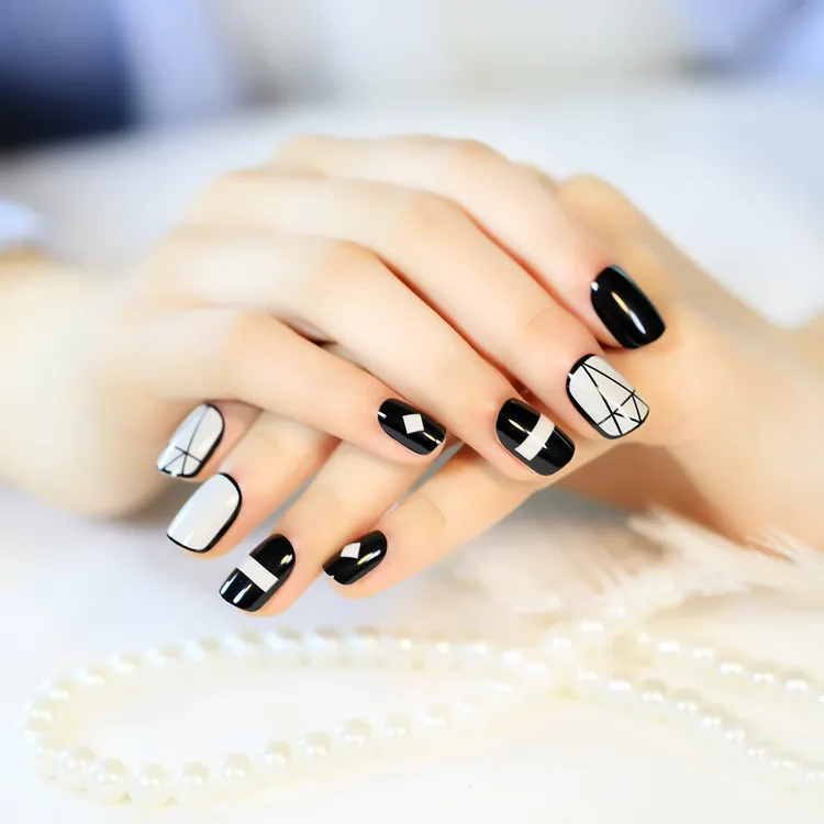 New Arrival Short Full False Nails with Geometric Patterns Black and White with Glue sticker