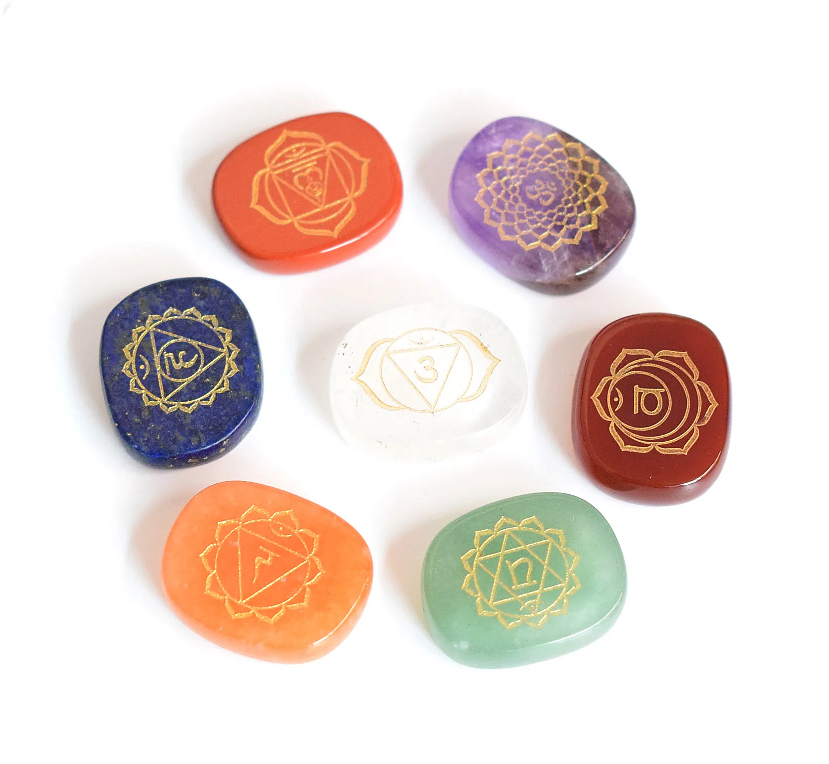 7 stycken Chakra Stones Set Reiki Healing Crystal med graverade chakra -symboler Holistisk balansering Polerade palmstenar med fri påse