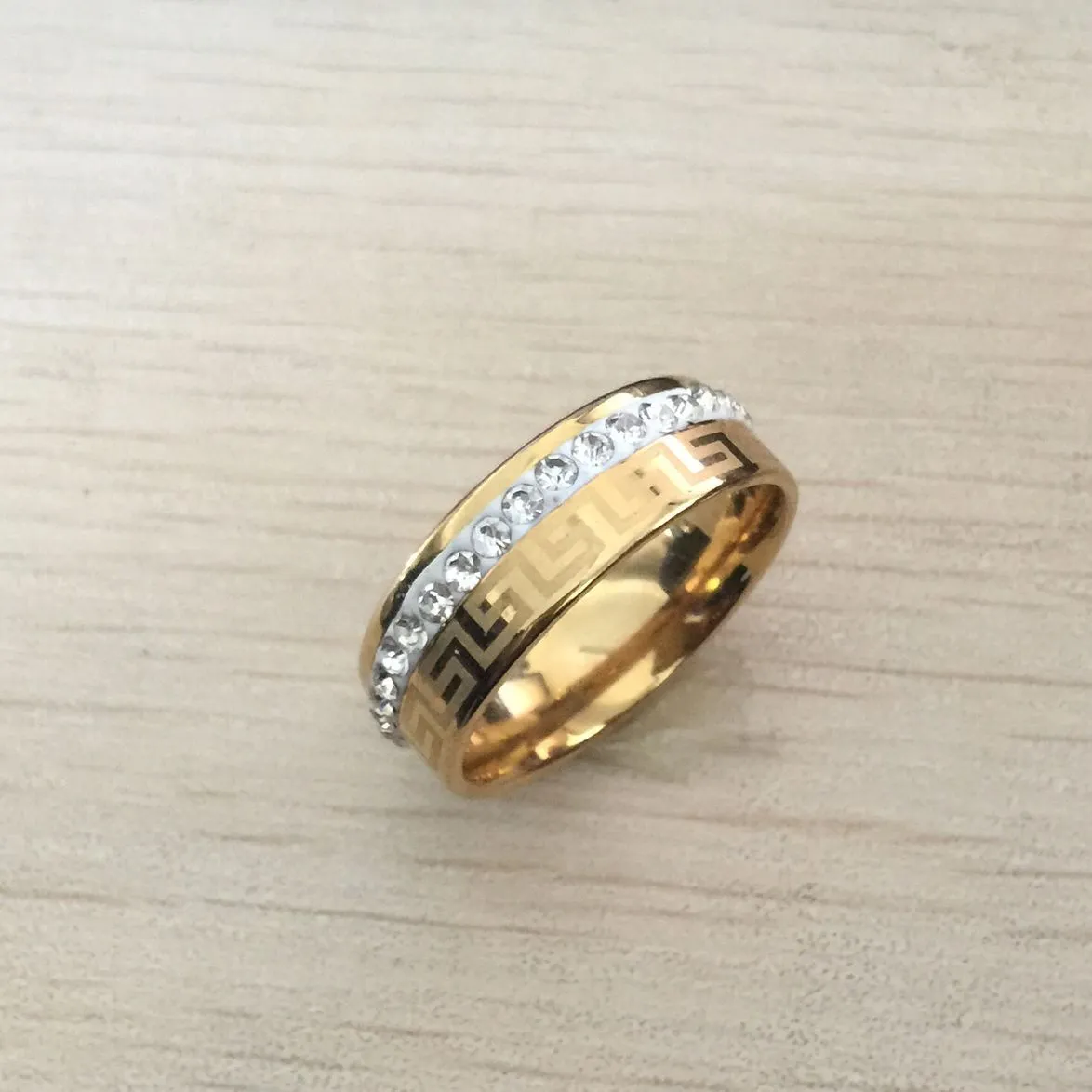 2017 nuevo Lujo de alta calidad de ancho 8 mm 316 Titanio Acero chapado en oro amarillo llave griega anillo de bodas anillo de cristal hombres mujeres