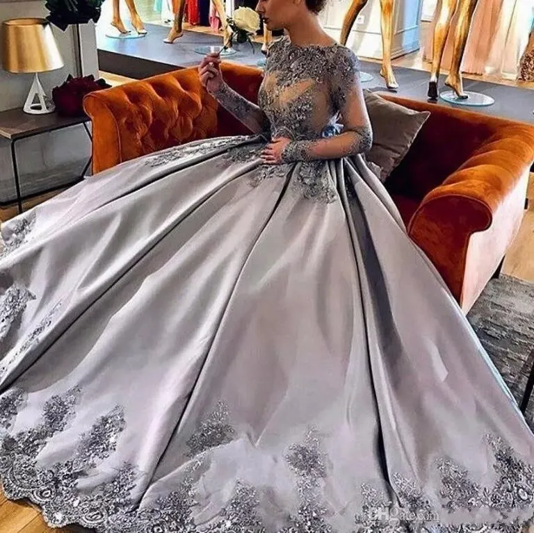 Fantastiska Silver Långärmade Bollklänning Quinceanera Klänningar 2020 Nya Lace Appliques Formella Prom Kvällstorkar Lyxiga Pageant Celebrity Gowns