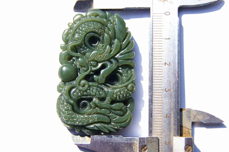 Kostenlose Lieferung – wunderschöne natürliche ölgrüne Hetian-Jade, handgeschnitzte Perlen-Jade-Drachenspiel. Amulett-Halskettenanhänger,
