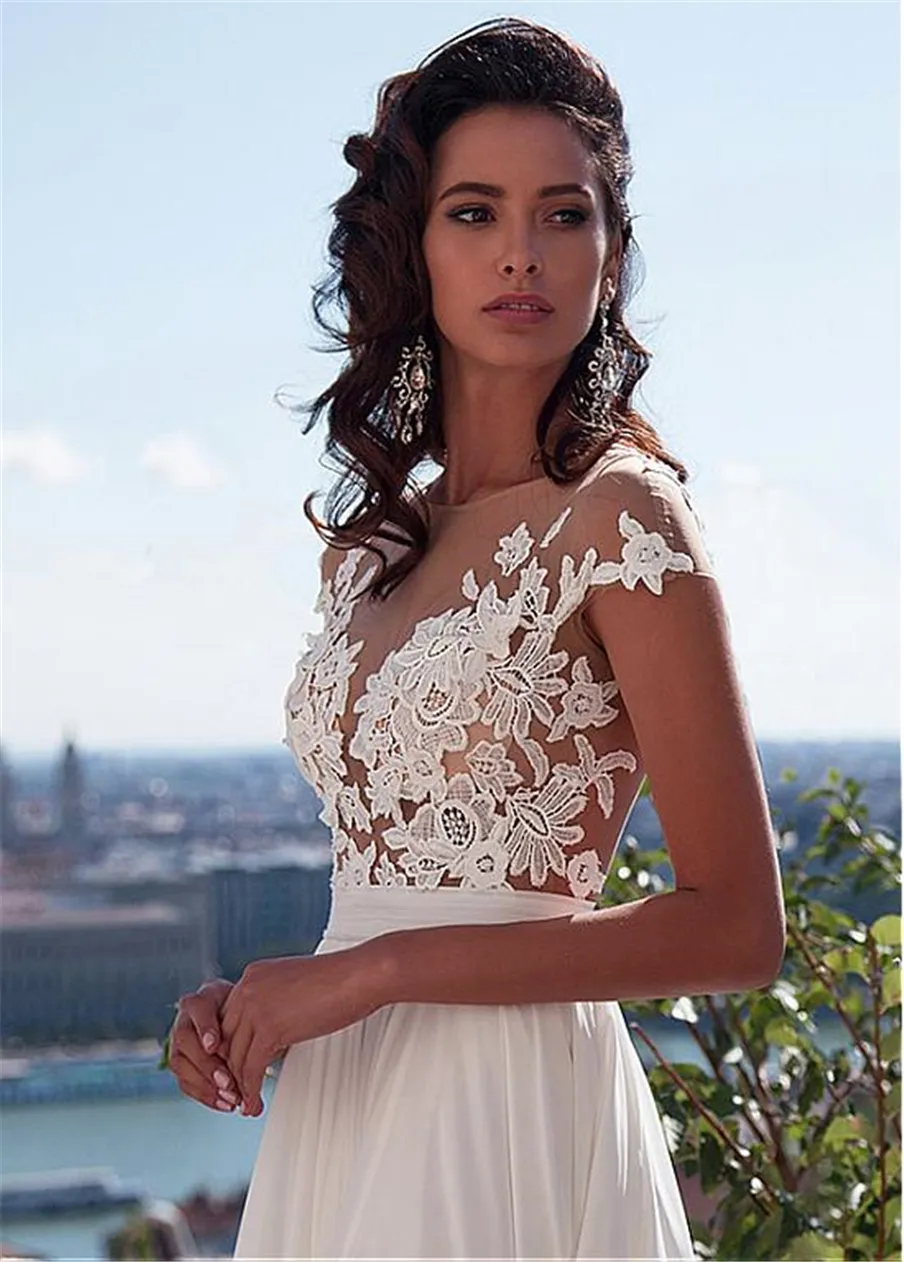 Abiti da sposa a trapezio con scollo a barchetta in chiffon con applicazioni in pizzo con spacco sul davanti Abito da sposa elegante in chiffon a maniche corte