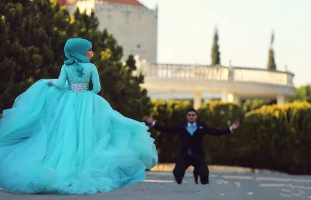 2019 Vestidos de novia musulmanes Azul cielo Manga larga Cuello alto Encaje Vestidos de novia de cristal Por encargo Tallas grandes Vestido de novia de una línea