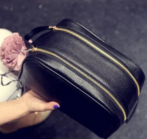 Reise-Kosmetiketui für Damen, Reißverschluss, Hand hält Make-up-Handtasche, Kosmetiktasche, Organizer, Aufbewahrungstasche, Kulturbeutel aus Kalbsleder, Kulturbeutel der Marke L