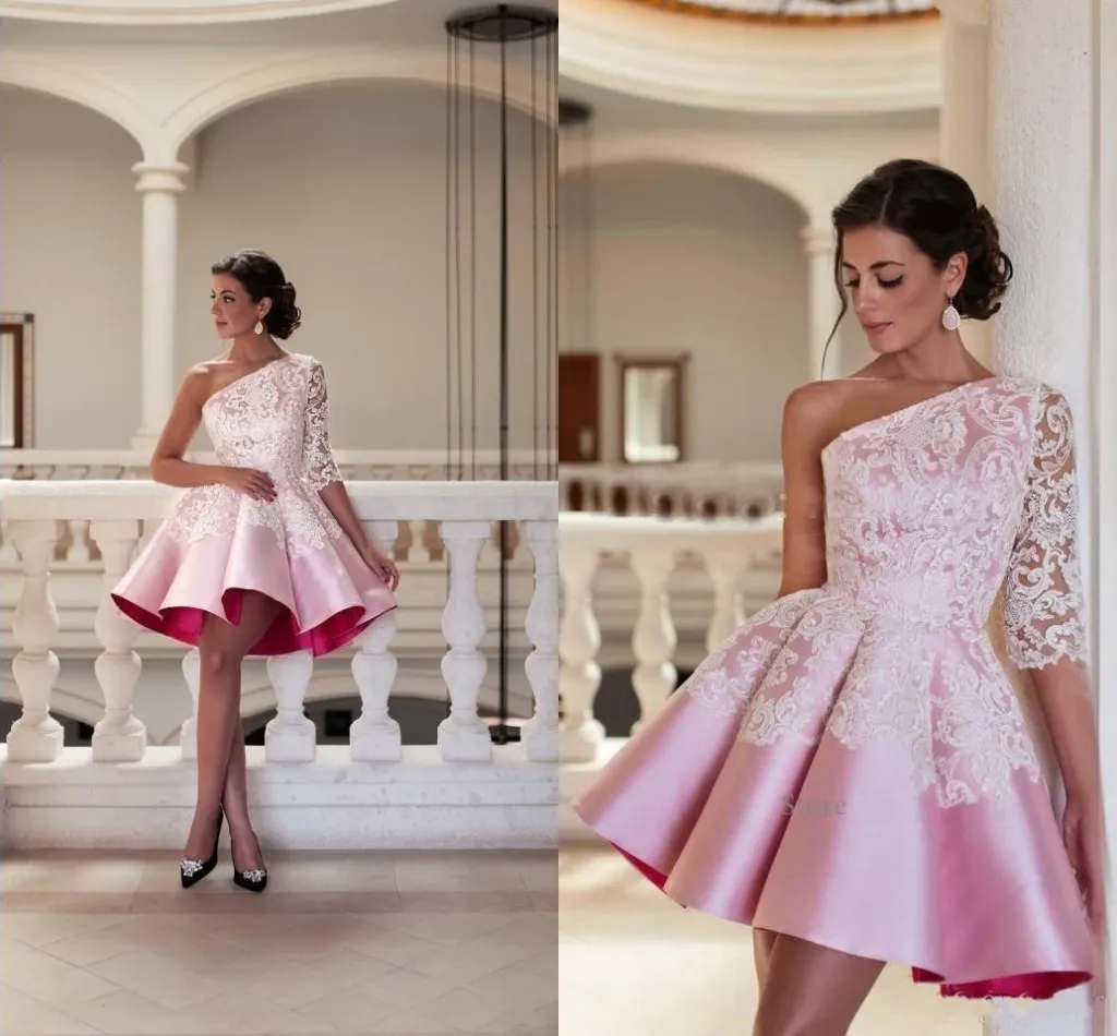 Nieuwe korte mini vrouwen cocktail jurken Één schouder roze satijn kant applique a line plooien prom jurken feestjurk formele homecoming jurken