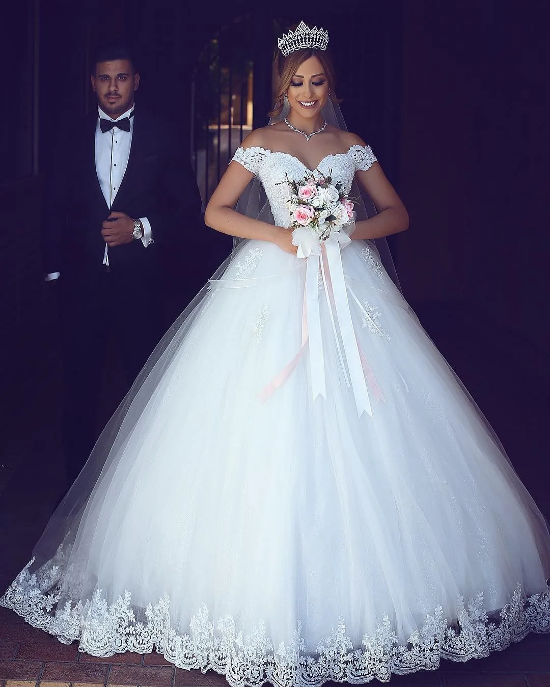 Dit Mhamad Pas Cher Robe De Mariée En Tulle Avec Dentelle Applique Hors Épaule Manches Courtes Robe De Mariée 2017 Date TuTu Étage Longueur Robes De Mariée