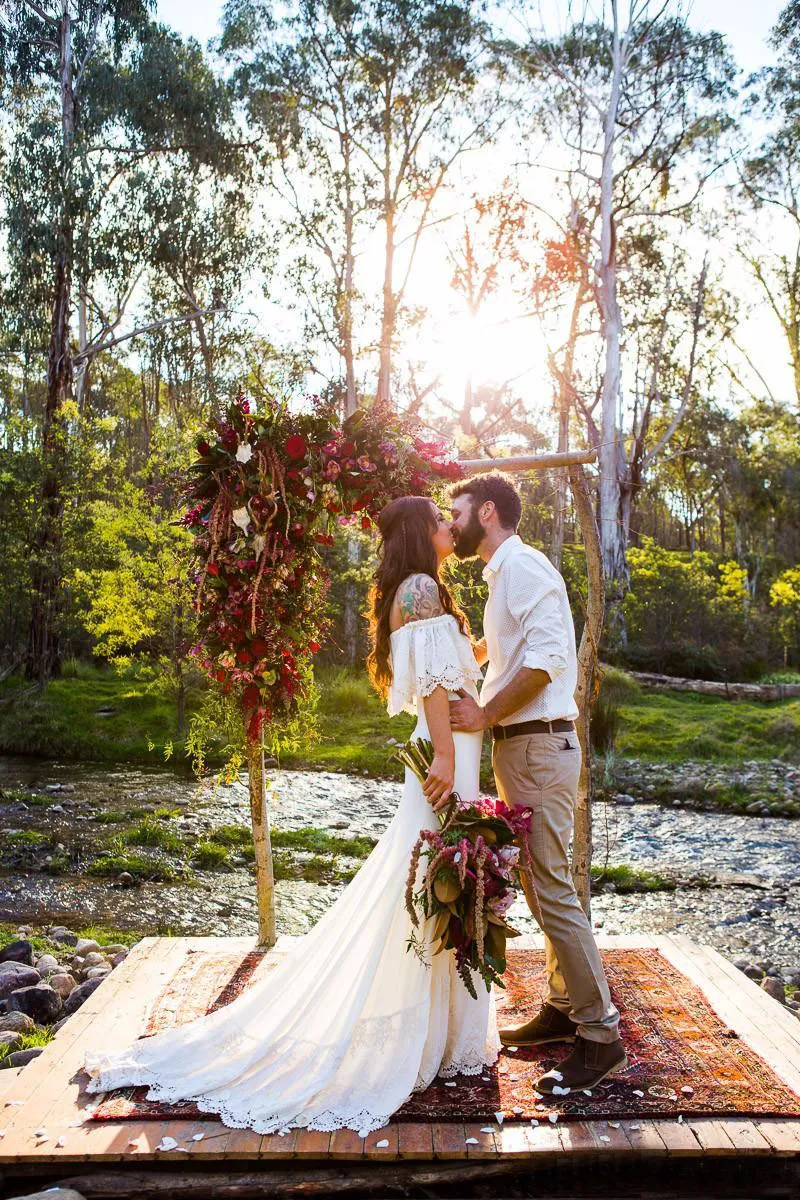 Primavera 2020 Ultimi abiti da sposa bohémien Economici con spalle scoperte Scollo a balze Pizzo bianco e chiffon Boho Abiti da sposa Custom Made