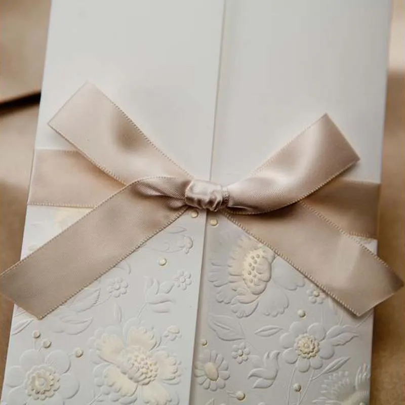 2017 nouvelles cartes d'invitations de mariage de fleurs en relief vintage en ivoire avec ruban personnalisé et impression / 