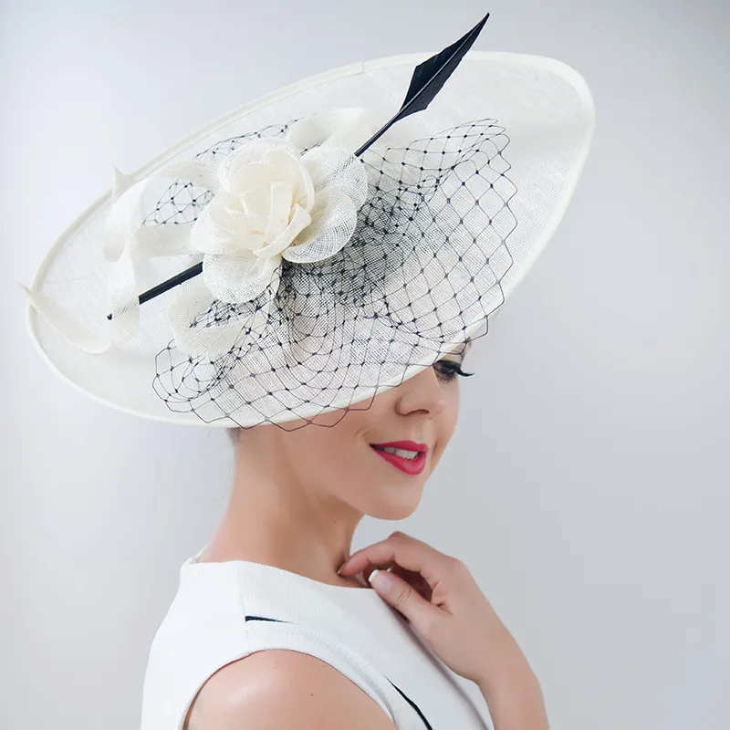 Женщины Kentucky Derby Hats Цветок Камбрическая Свадебная Шляпа Широкий Brim 3 Цвета Свадебные Головные уборы Мода Головки Аксессуары Формальные Шляпы