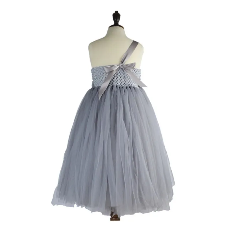 Billiga 3d blommiga applikationer Tulle Flower Girl Dress Bead One Shoulder Girls Pageant Klänningar Grå Enkla Formella Kappor För Strand Bröllop