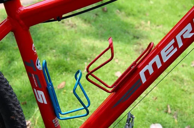 Wholenew Bike Bicycle Cycling Aluminium Alloy Rack Water Drink Boot Boot peut supporter Cage Bottle Cages Cagers Rack4181117