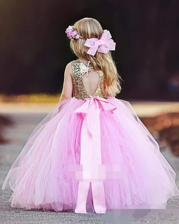 Blush Pink Tulle Flower Girls Klänningar Nya Sparkly Guld Sequins Top Hollow Back First Communion Dresses Ball Gown Princess Dresses