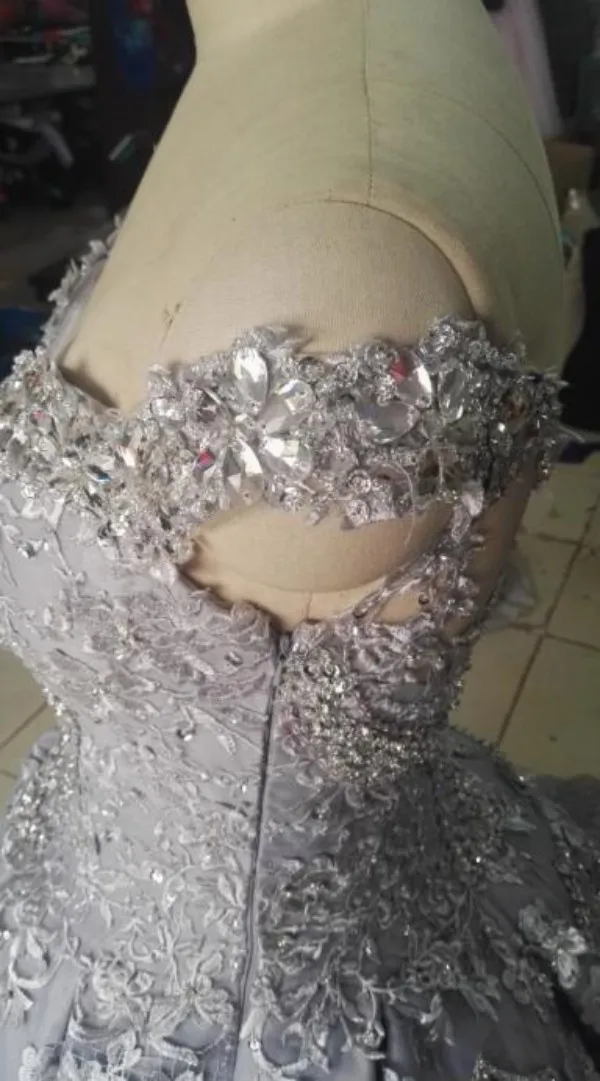 Robe de bal de luxe robe de mariée scintillante sur mesure blanc ivoire argent sur l'épaule cristaux perles dentelle appliques robe de mariée illusion dos