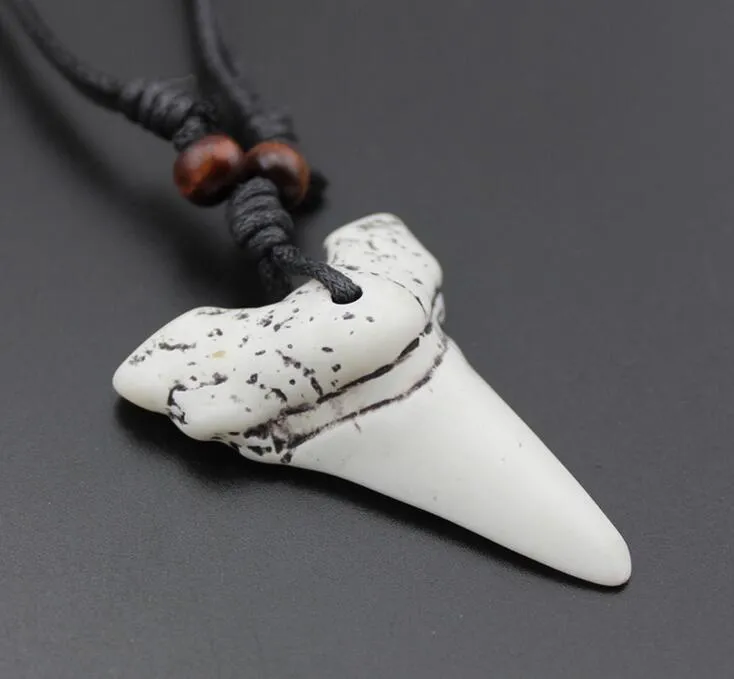 20st Imitation Yak Bone Carving Shark Tooth Charm Pendant Wood Pärlor Halsband AMULET Present Travel Souvenir