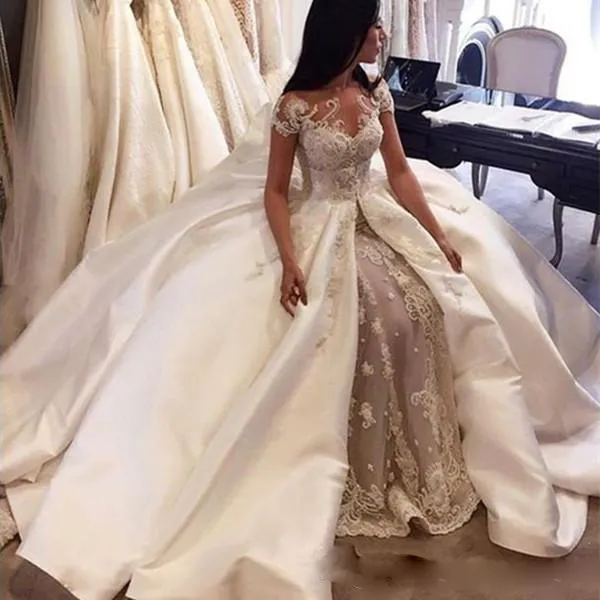 2017 Saudiarabien Lyxiga bröllopsklänningar Lace Cap Sleeve Applique Satin Overkirt Bridal Gowns Custom Made Dubai Style Wedding Dresses