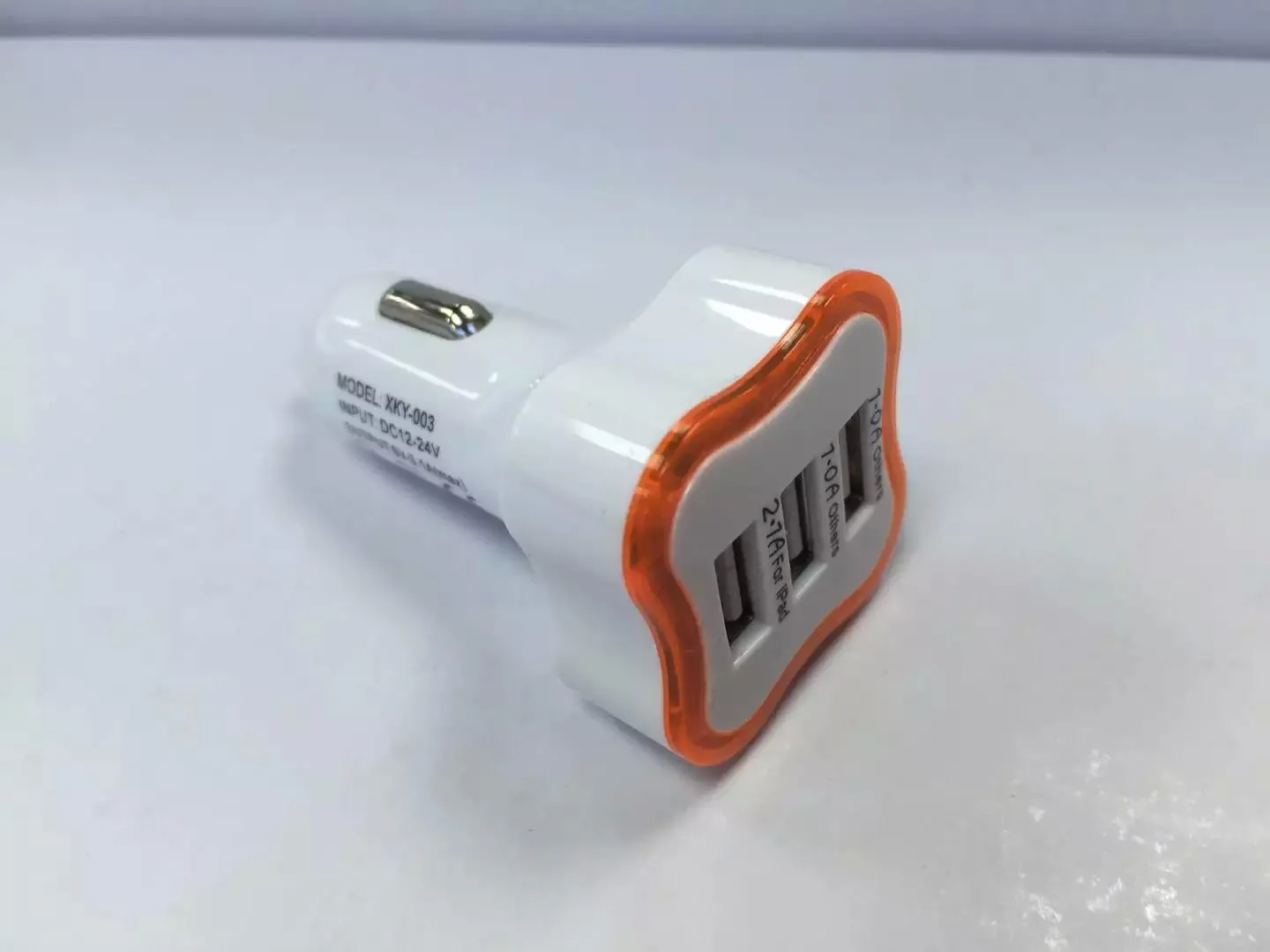 الصمام الخفيفة زهر البرقوق 2 USB 1.A 3 USB 2.6A شاحن سيارة محول الطاقة المحمولة / اثنين من الأنواع
