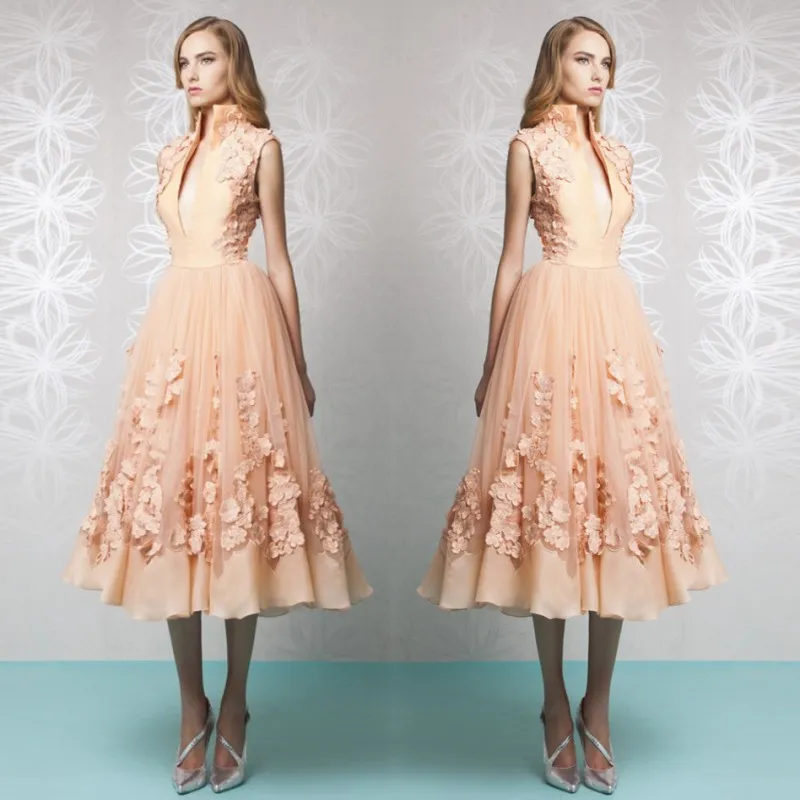 Coral Color Głęboki V Neck Prom Dresses Wysokiej szyi Koronki Aplikacje Tulle Linia Krótkie Suknie Wieczorowe Bez Rękawów Arabska Formalna Party Dress