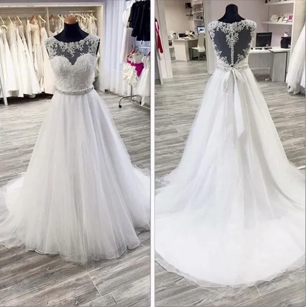 Lindo Uma Linha de Vestido de Casamento Sheer Tripulação Pescoço Rendas Apliques de Coração Em Forma de Volta Vestidos de Noiva com Sash Frisado Sweep Train