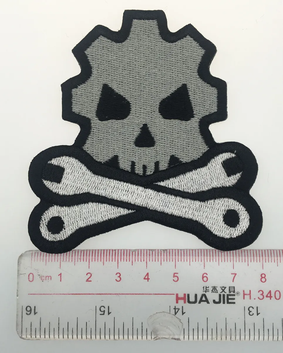 Billigt Skull Bone Tool Broderat Iron On Patch Jacka Emblem 100% Broderi Applikation Badge 8 7cm 8cm G0042 245j