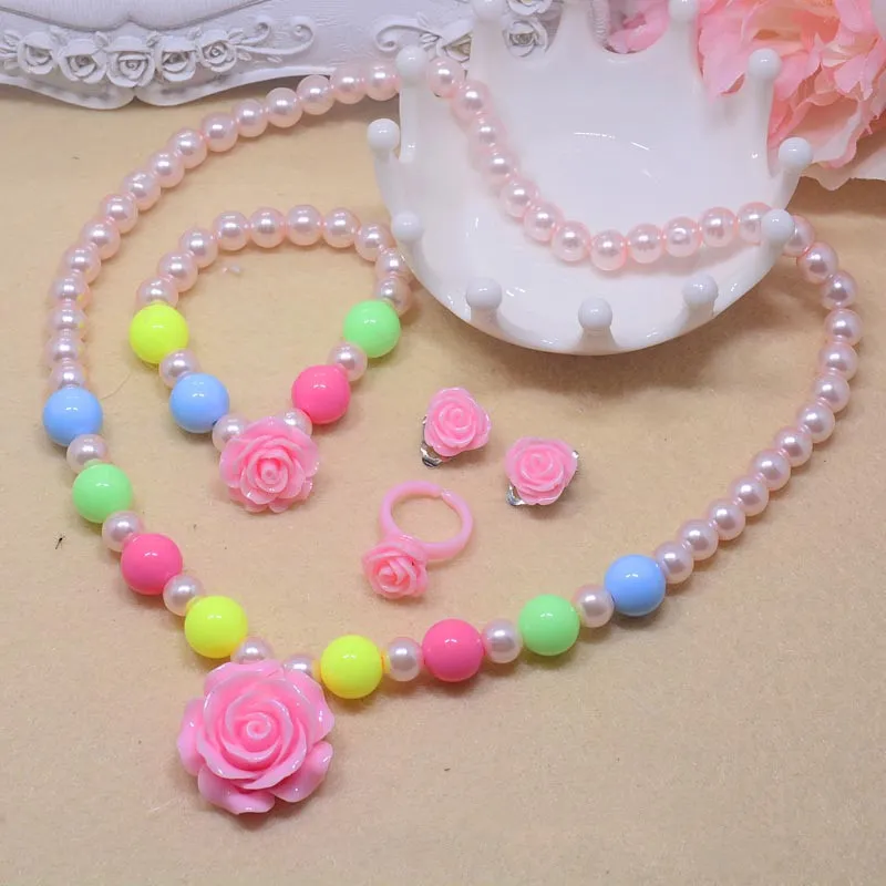 Schöne Baby Mädchen Imitation Perlen Perlen Schmuck Rose Blume Halskette Armband Ringe Ohrringe Set Kinder Kinder Geschenk