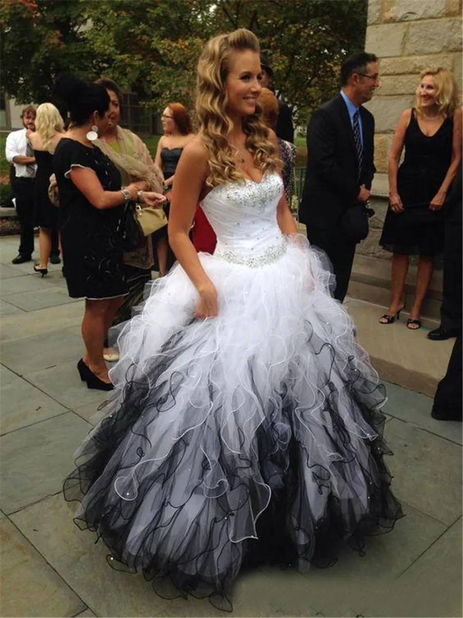 Robes de Quinceanera en organza à volants blanches et noires, chérie, sans manches, robe de bal perlée en cristal, sur mesure, robe formelle élégante