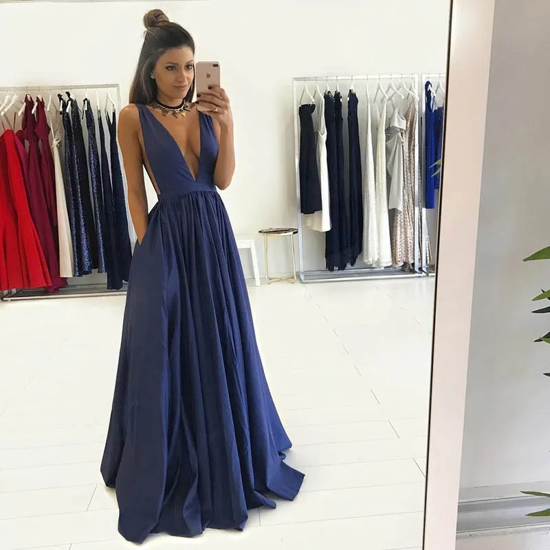 Deslumbrantes vestidos de baile azul profundo mergulho com decote em v sem mangas Sexy corte lados vestidos de festa de celebridades 2017 simples encantador longo vestido de noite