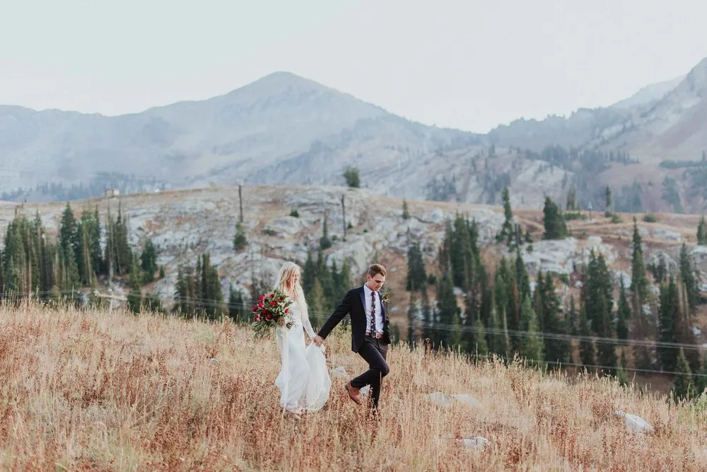 Nuovi abiti da sposa modesti in pizzo Boho a sirena con maniche lunghe trasparenti Bottoni con scollo a V Bogemian Abiti da sposa country all'aperto Fast Ship