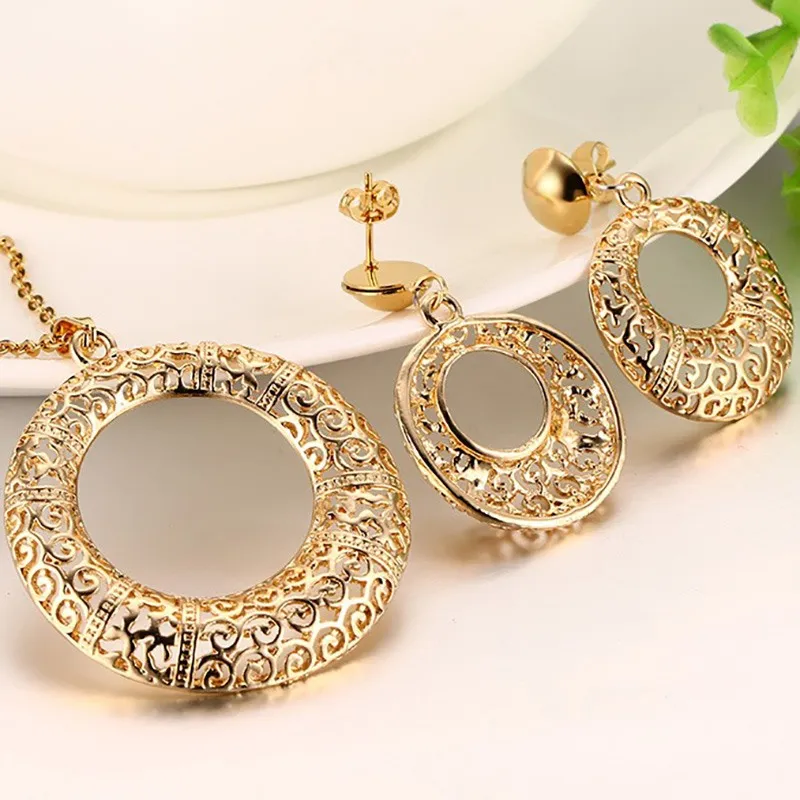 Pingente de design oco exclusivo colares de ouro na moda na moda pingente redondo brincos de colar mulheres jóias