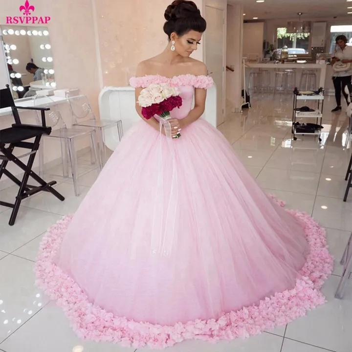 ゴージャスなロングイブニングドレス2019ふくらふれたボールガウンキャップスリーブ手作り花ライトピンクの女性アラビア風のQuinceaneraドレス