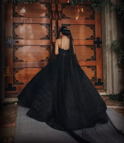Najnowsze 2020 Czarne gotyckie suknie ślubne ukochane szyję z koralikami puchu